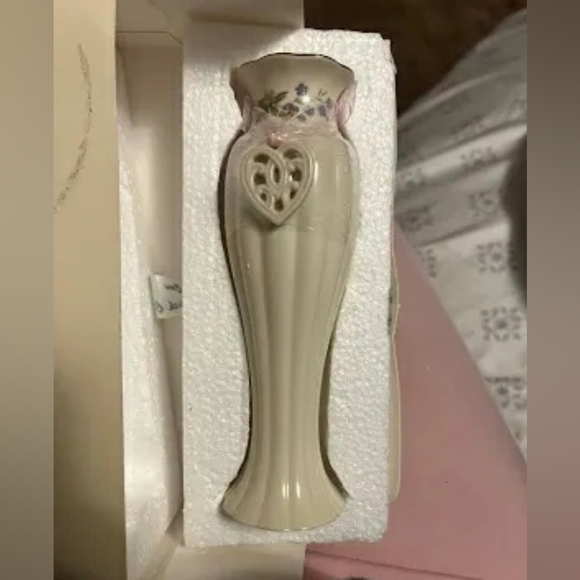 Lenox Cream and Gold Accent Vase - Picture 6 of 8